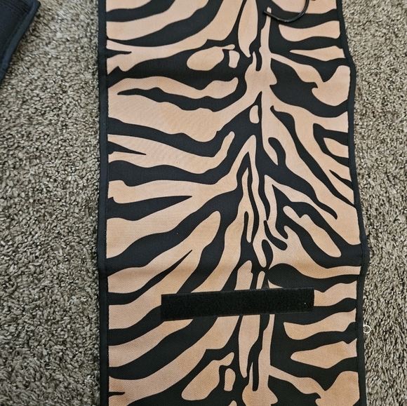 For your eye's only 5 piece makeup and toiletry bag set. Tiger stripe. - Picture 6 of 10
